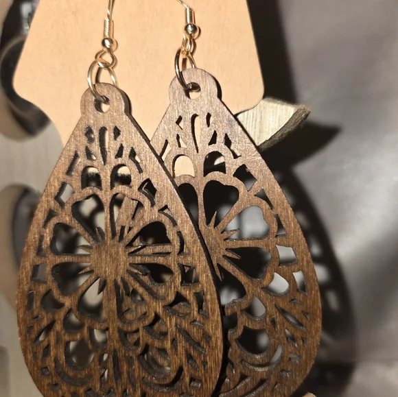 Earing - Picture 7 of 13